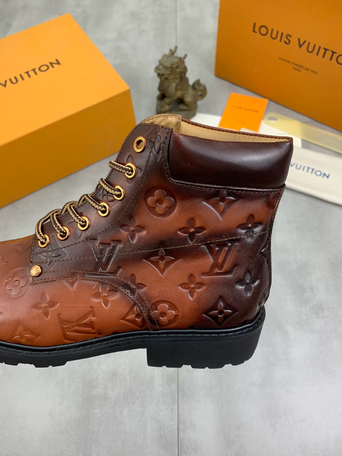 Men's shoes 💰P600 💰【New】🆘Water-dyed cow lining LV Louis Vuitton business high-top leather shoes, made of original imported Italian 🇮🇹 selected calfskin, full cowhide lining, carefully handmade by professional shoemakers, the original version is specially designed for wear-resistant outsole. Standard code: 38-44 3⃣️color🉑️select